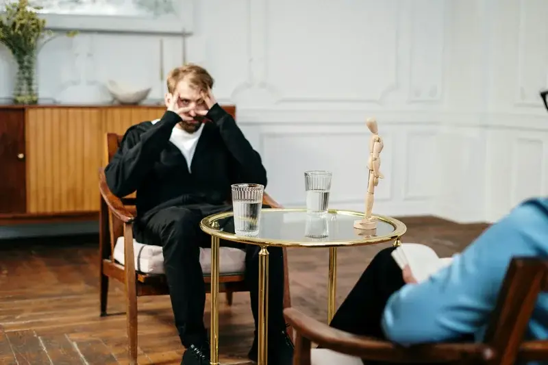 Hypnothérapeute en séance avec un patient – illustration des troubles traités en hypnose Ericksonienne