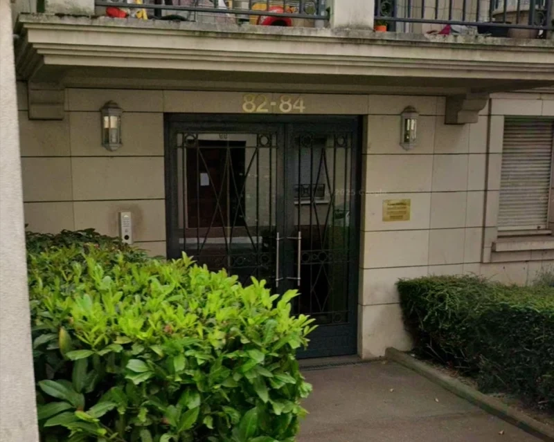 Entrée du bâtiment au 82 rue du Général-Leclerc à Gagny, cabinet d’hypnose Ericksonienne